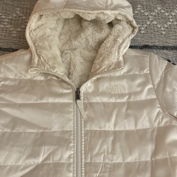 The North Face Jackets & Blazers - NWT The North Face Girls Print Reversible Mossbud Swirl Parka